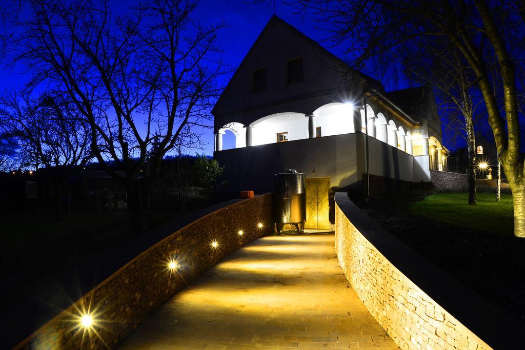 Figula Vendeghaz Hotel Balatonfured Exterior photo