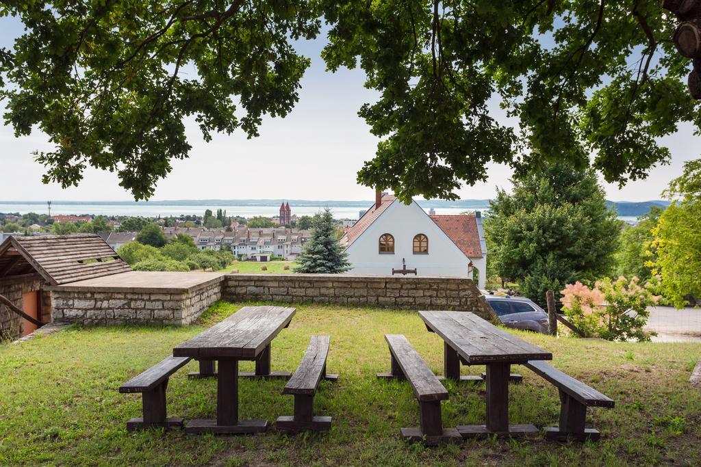 Figula Vendeghaz Hotel Balatonfured Exterior photo