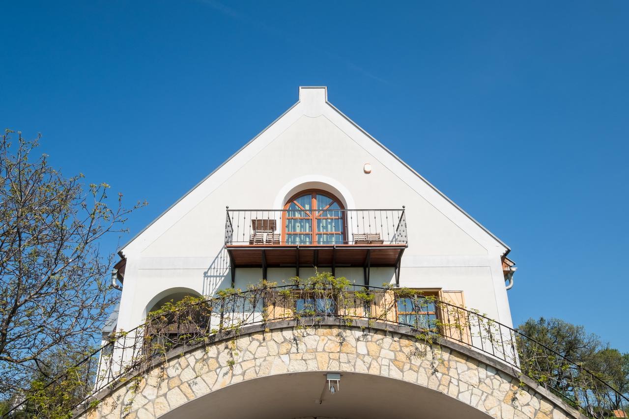 Figula Vendeghaz Hotel Balatonfured Exterior photo